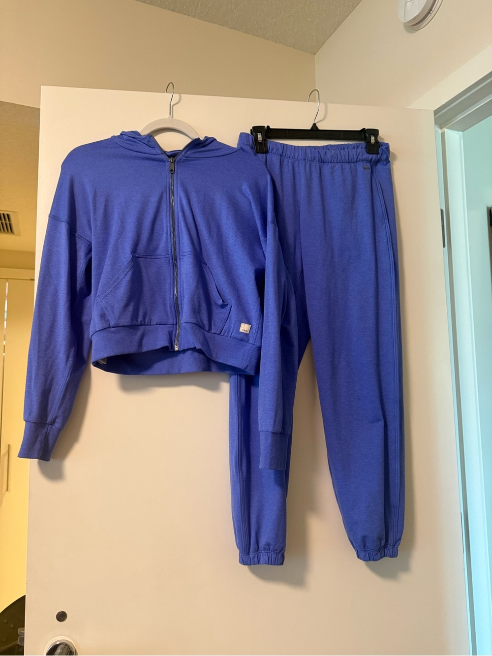 Like new vuori limited edit Zip Hoodie & Jogger Set